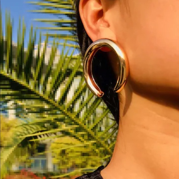 Horn shaped chunky gold earring - Picture 1 of 3